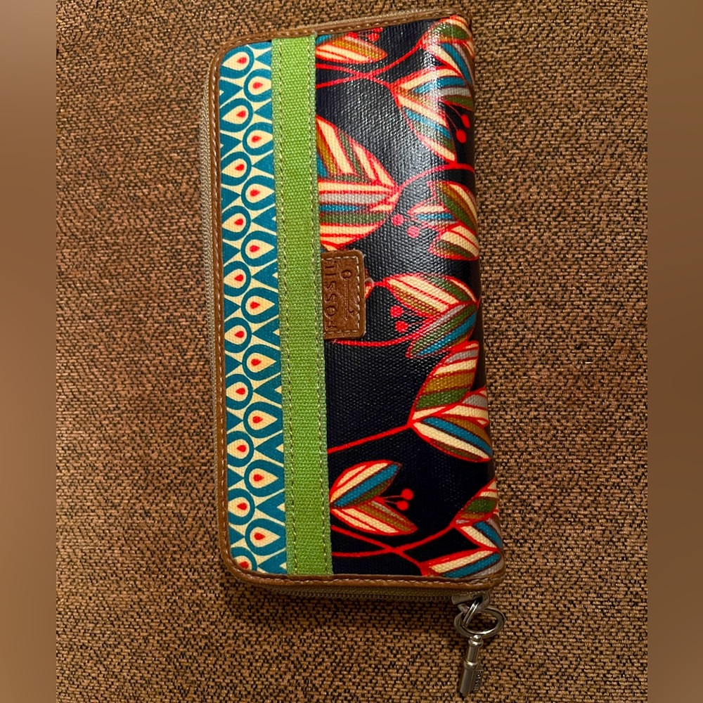 Like new Key-Per Fossil clutch